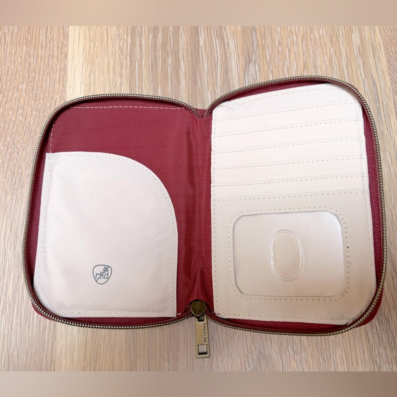 TRAVELON RFID BLOCKING PASSPORT ZIP WALLET - Picture 3 of 5